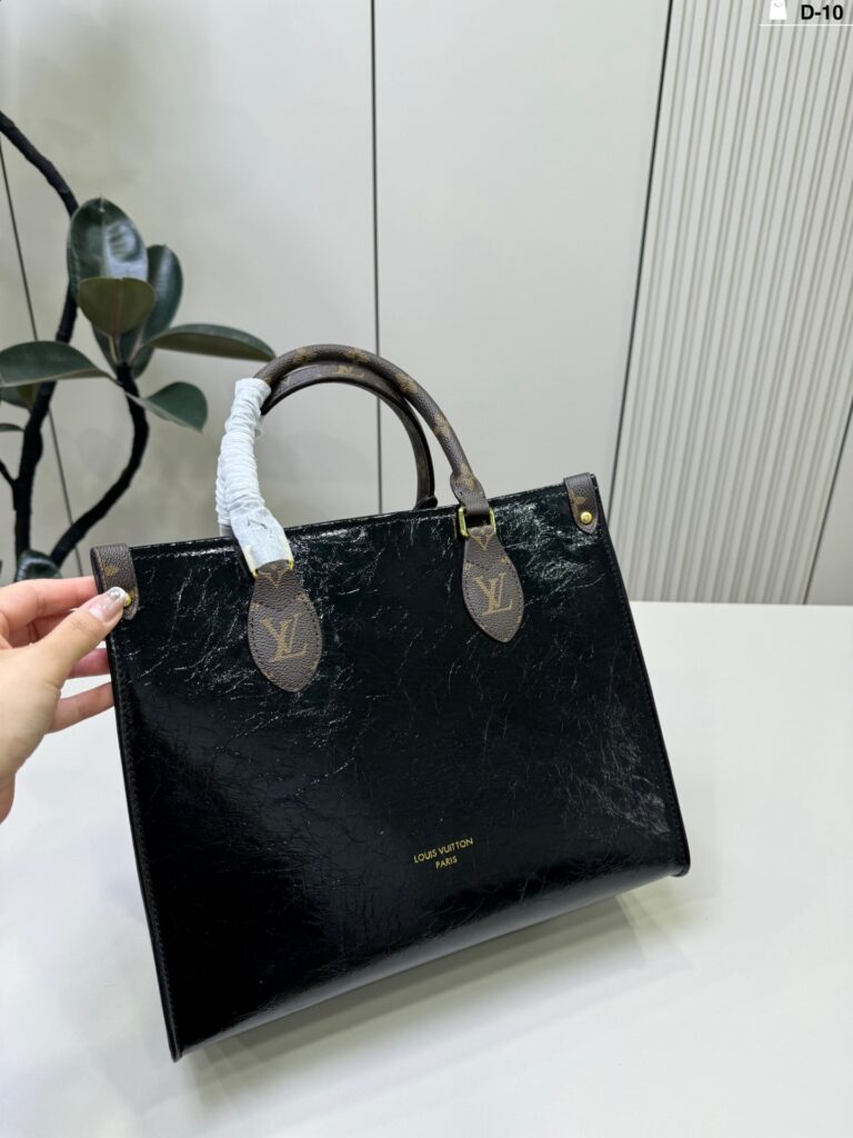 Louis Vuitton 10 Onthego Bb Logo Tote Bag 32 x 26 cm editorial product context 1