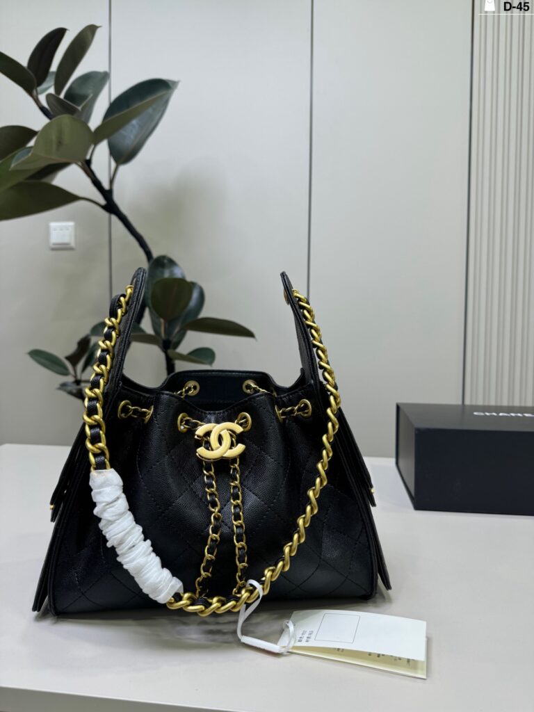 Chanel 45 Jennie Bag 25 x 18 cm editorial product context 1