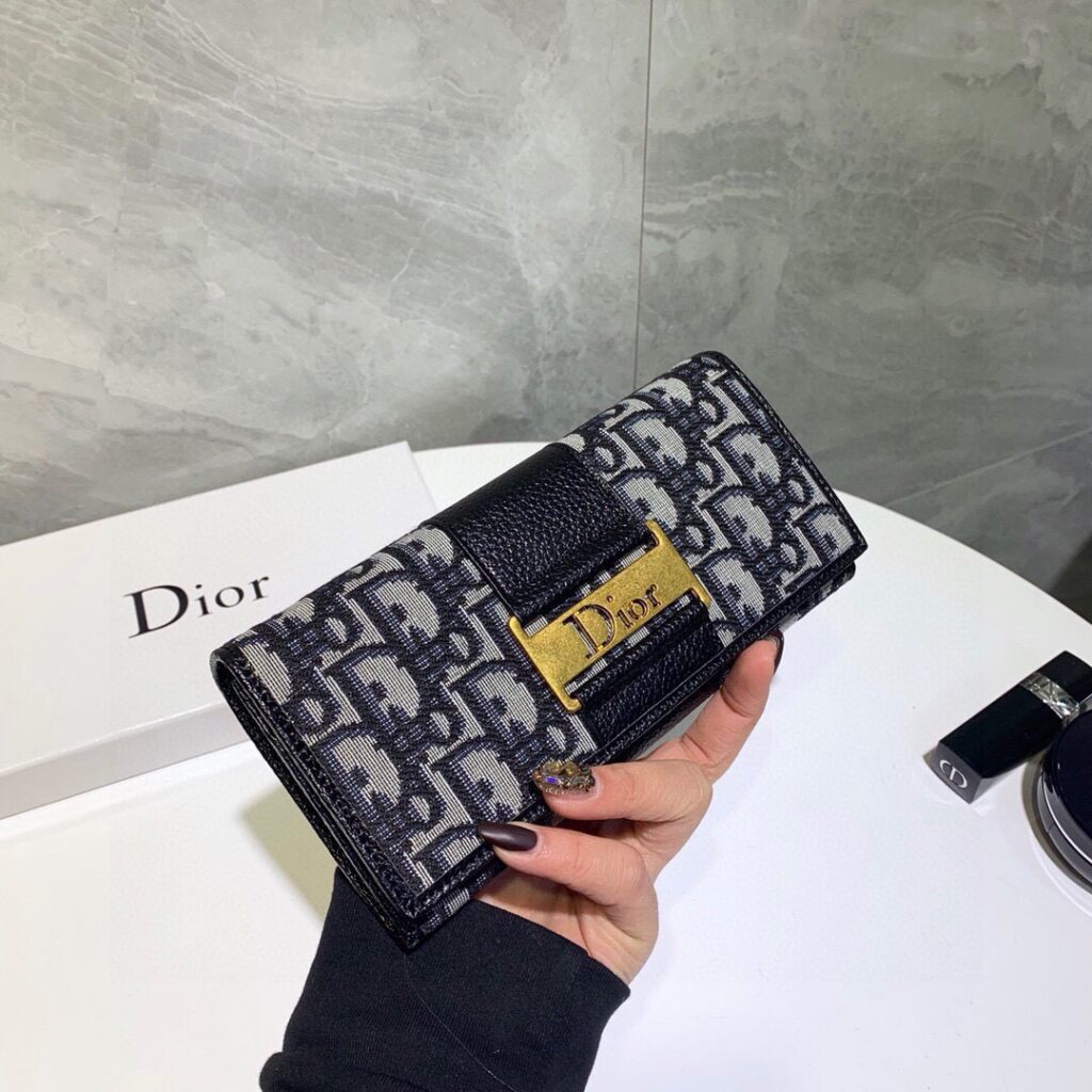 Dior 10 Wallet editorial product context 3