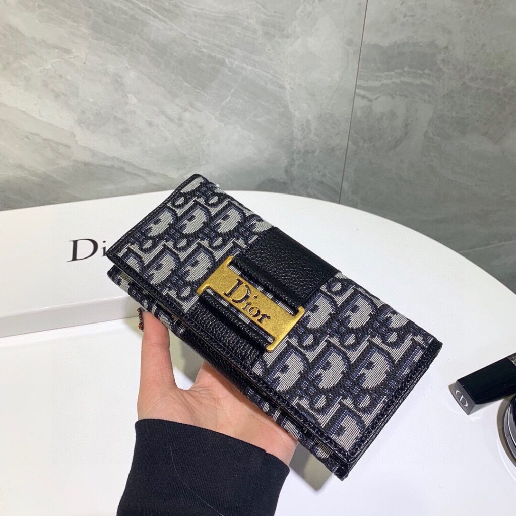 Dior P90 X10 Wallet 1.9 x 1.1 x 0.2 cm editorial product context 2