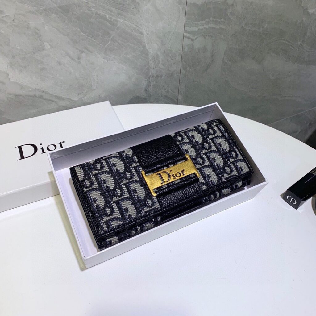 Dior P90 X10 Wallet 1.9 x 1.1 x 0.2 cm editorial product context 1