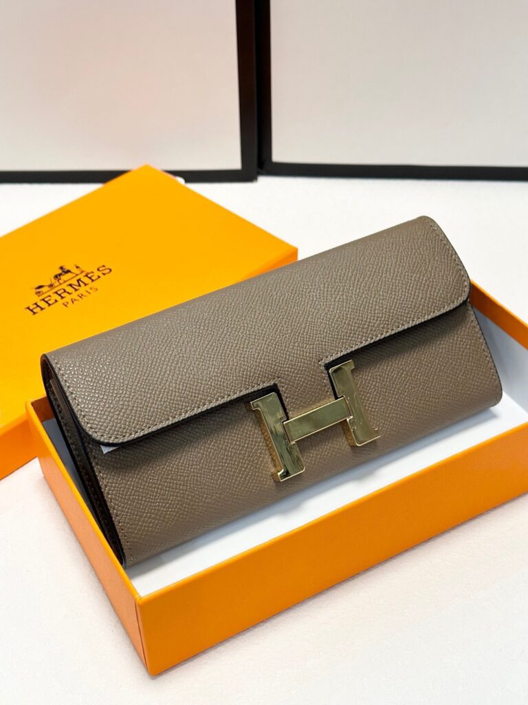Hermes Black Leather Bag 19 x 10 cm editorial product context 2