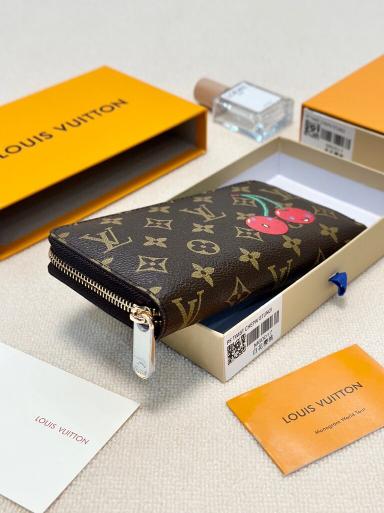 Louis Vuitton 10 Wallet editorial product context 3