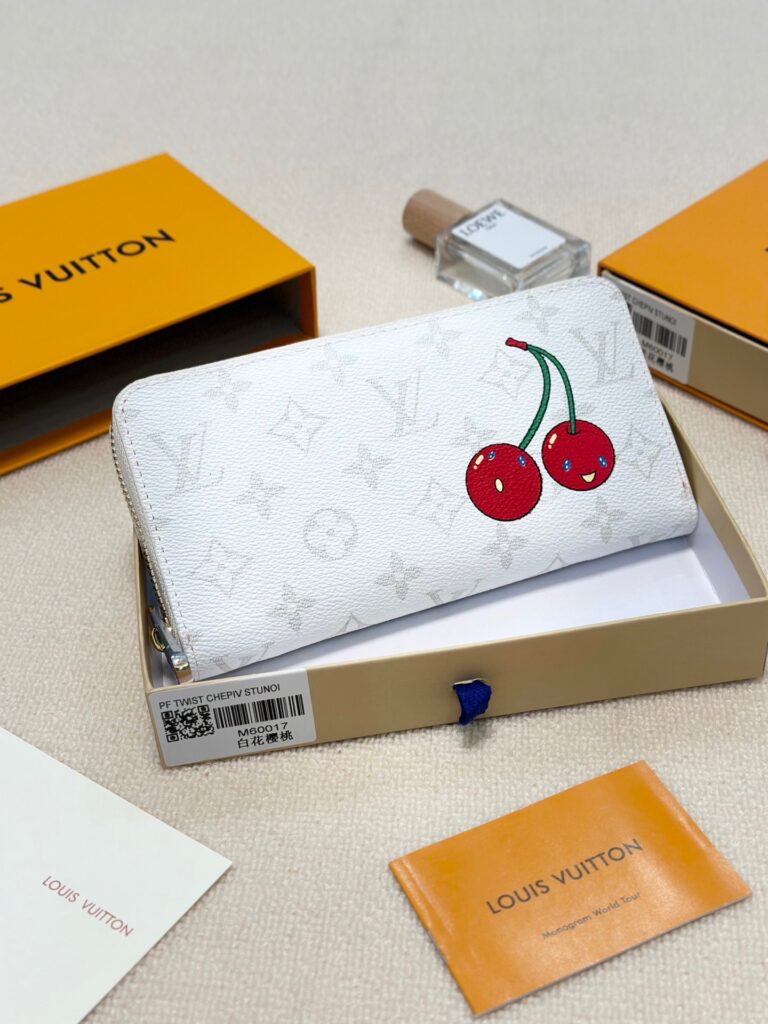 Louis Vuitton Wallet 19 x 10 cm editorial product context 2