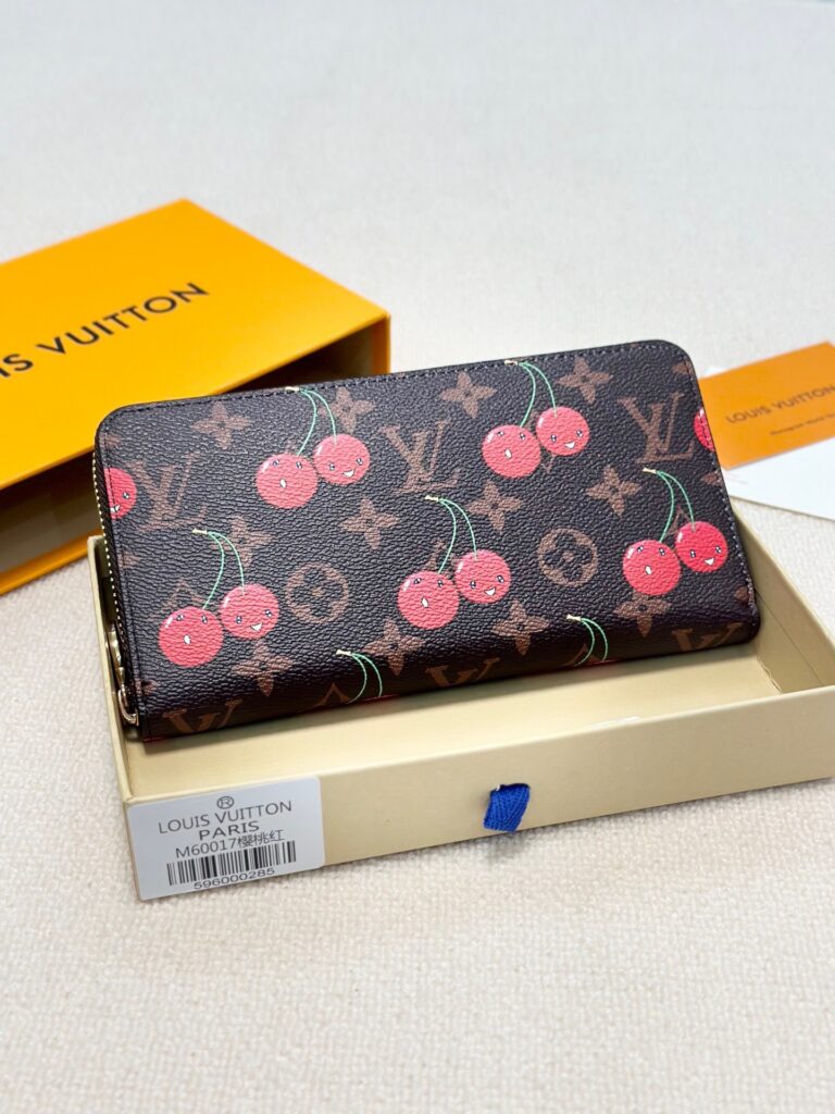 Louis Vuitton Wallet 19 x 10 cm editorial product context 1