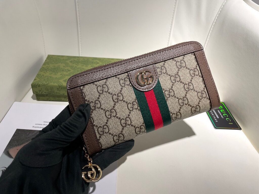 Gucci P90 GUCCl 8758 X11 Clutch 1.9 x 1.1 x editorial product context 2