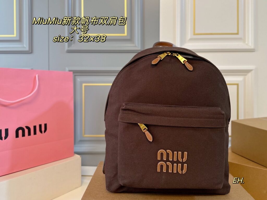 Miu Miu 32 Large Black Calfskin Leather Clutch editorial product context 1