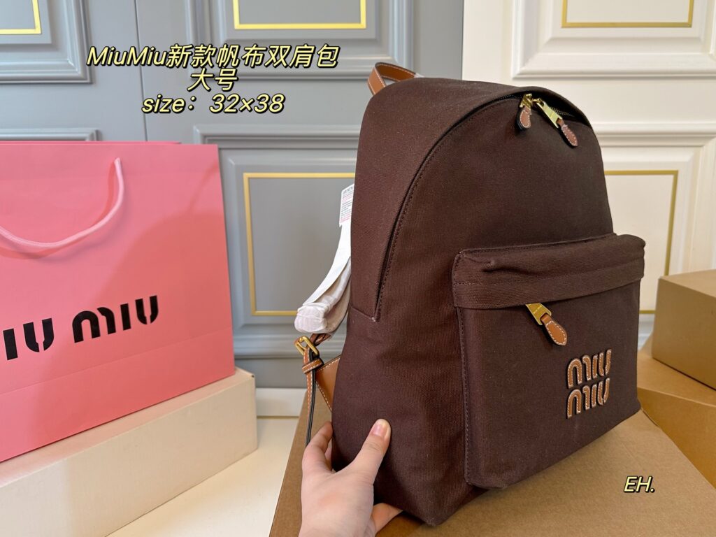 Miu Miu 32 Large Black Calfskin Leather Clutch editorial product context 2