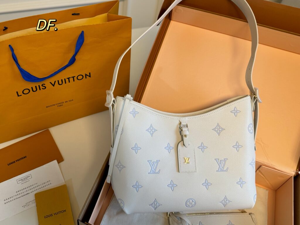 Louis Vuitton Carryall Tote Bag 28 x 20 cm editorial product context 3