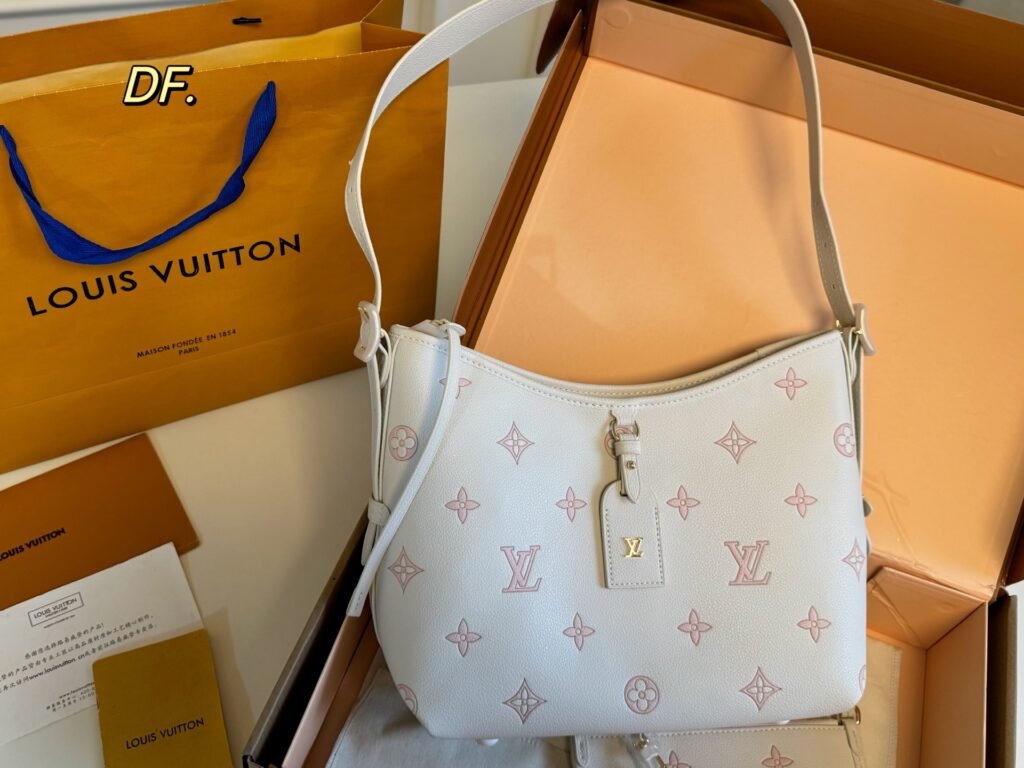Louis Vuitton Carryall Tote Bag 28 x 20 cm editorial product context 2