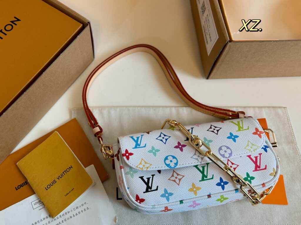 Louis Vuitton P120 22 12 IVY Clutch 1.9 x 1.1 editorial product context 2