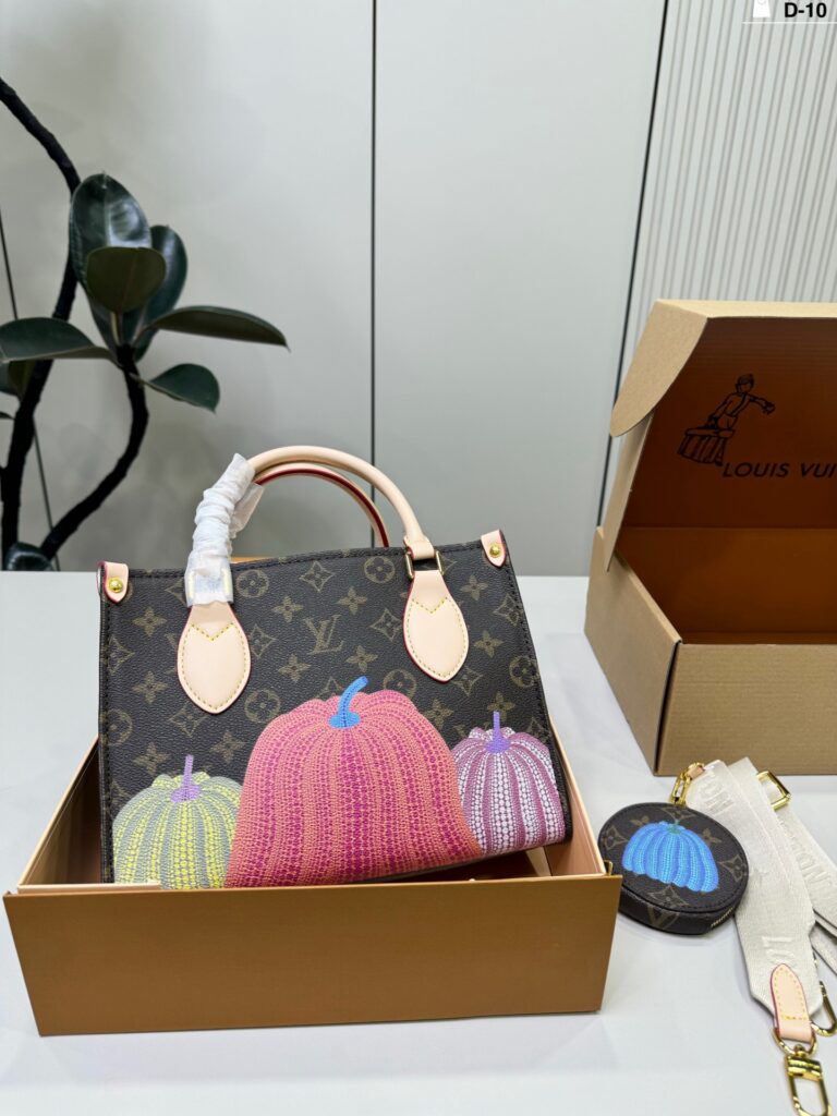 Louis Vuitton 10 Tote Bag 25 x 19 cm editorial product context 1