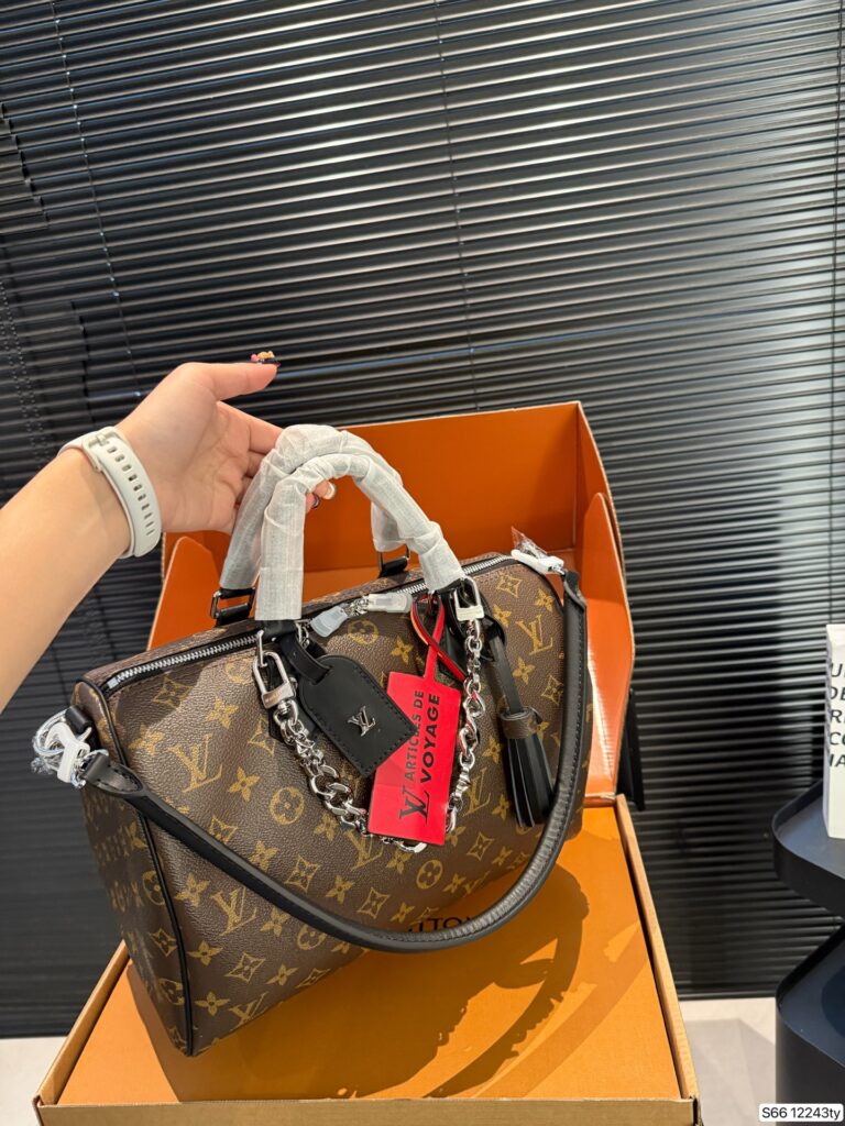 Louis Vuitton P365 Nigo Keepall 30 Monogram 21 Clutch 1.9 editorial product context 3