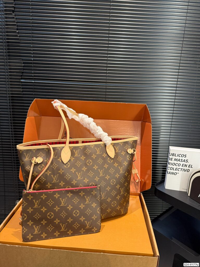 Louis Vuitton P155 Neverfull NB 31 28 Clutch 1.9 x editorial product context 3