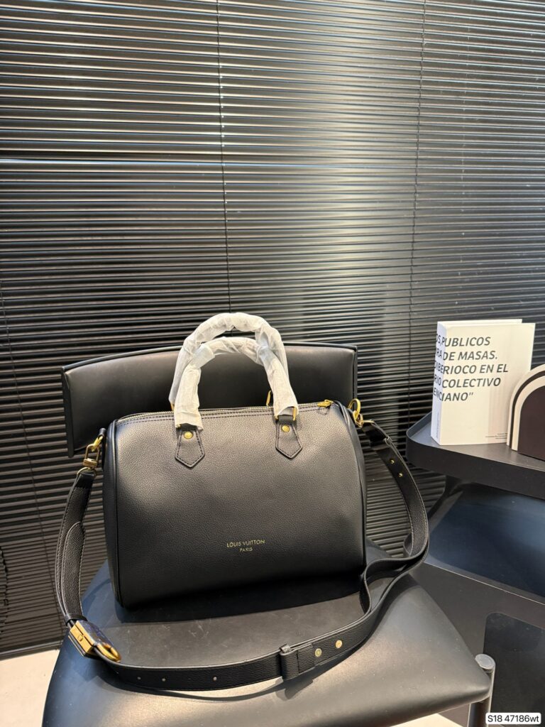 Louis Vuitton P125 Speedy Soft 30 VS Taurillo Clutch 1.9 editorial product context 1