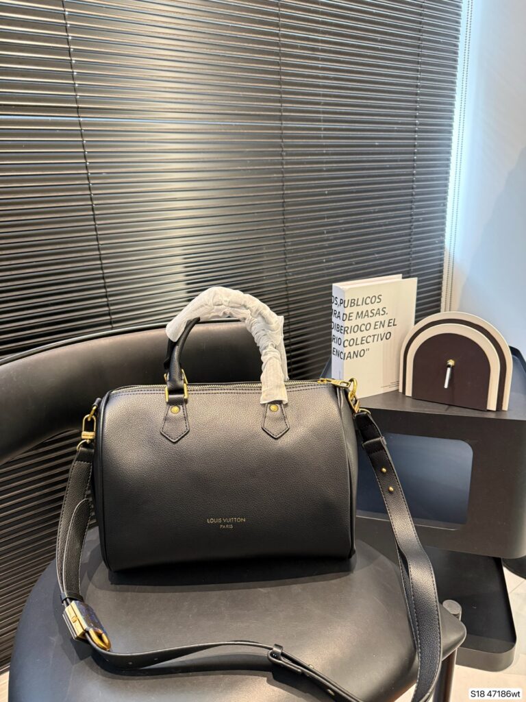 Louis Vuitton P125 Speedy Soft 30 VS Taurillo Clutch 1.9 editorial product context 3
