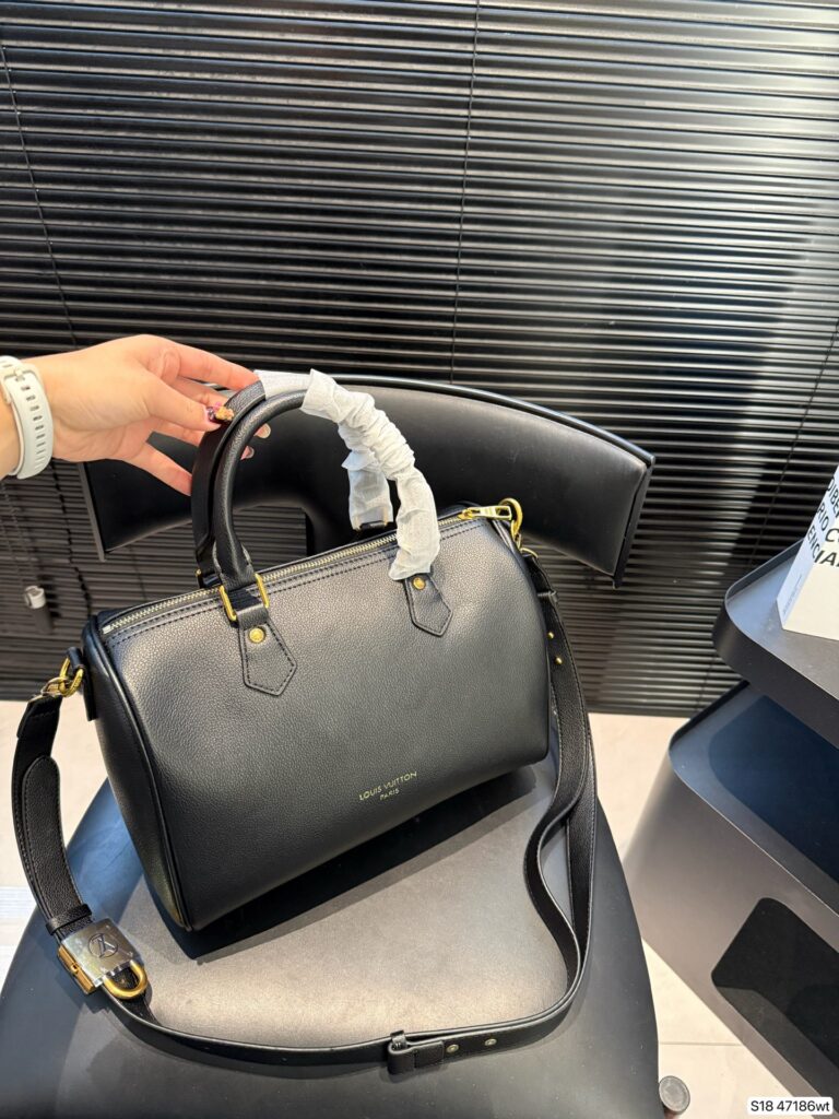Louis Vuitton P125 Speedy Soft 30 VS Taurillo Clutch 1.9 editorial product context 2