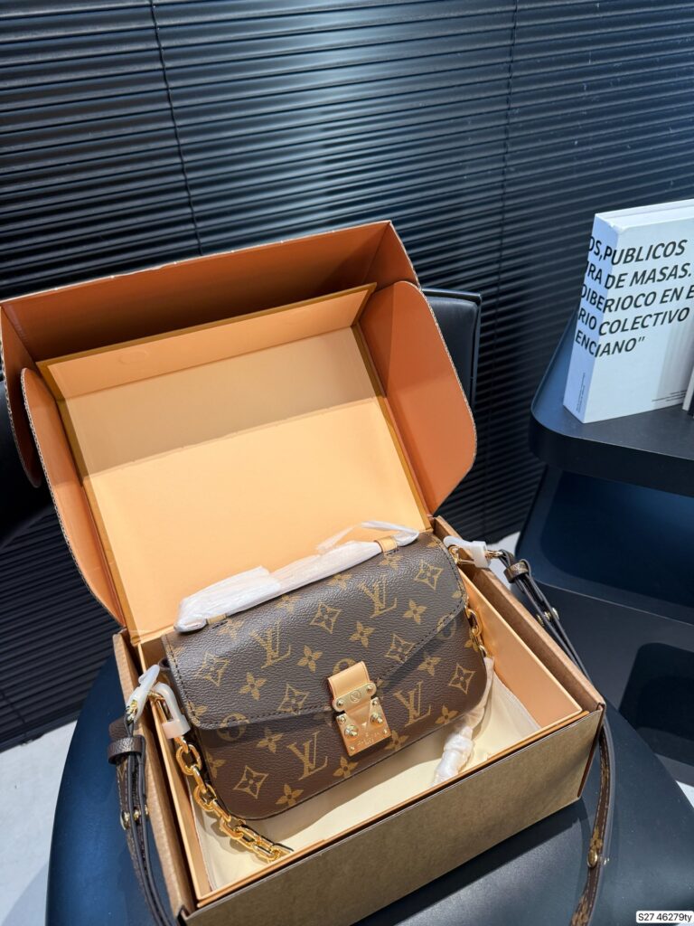 Louis Vuitton Metis Handbag editorial product context 1
