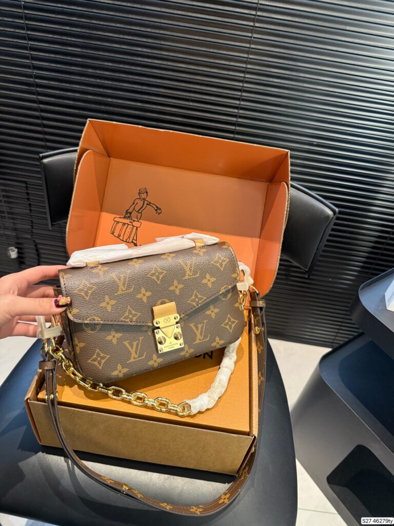 Louis Vuitton P170 METIS 20 14 Clutch 1.9 x 1.1 editorial product context 3