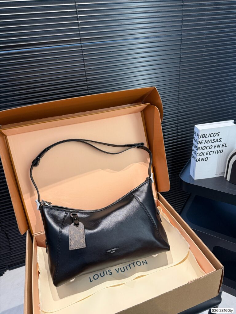 Louis Vuitton P165Lv 31 18 Clutch 1.9 x 1.1 x editorial product context 1