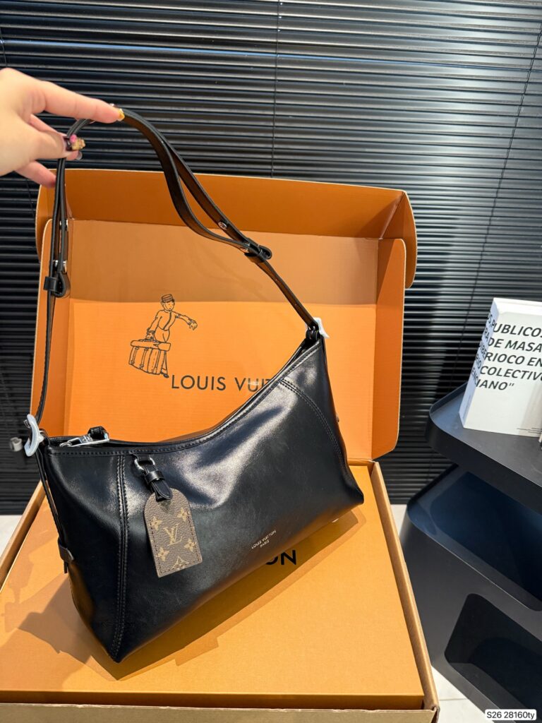 Louis Vuitton P165Lv 31 18 Clutch 1.9 x 1.1 x editorial product context 2