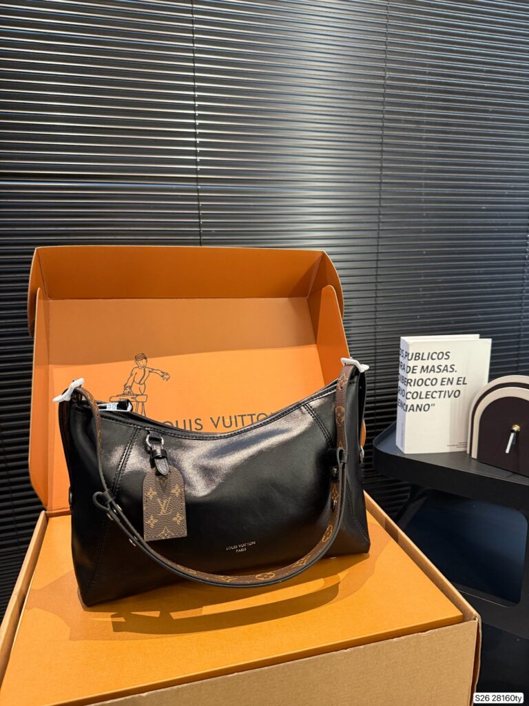 Louis Vuitton P165Lv 31 18 Clutch 1.9 x 1.1 x editorial product context 3