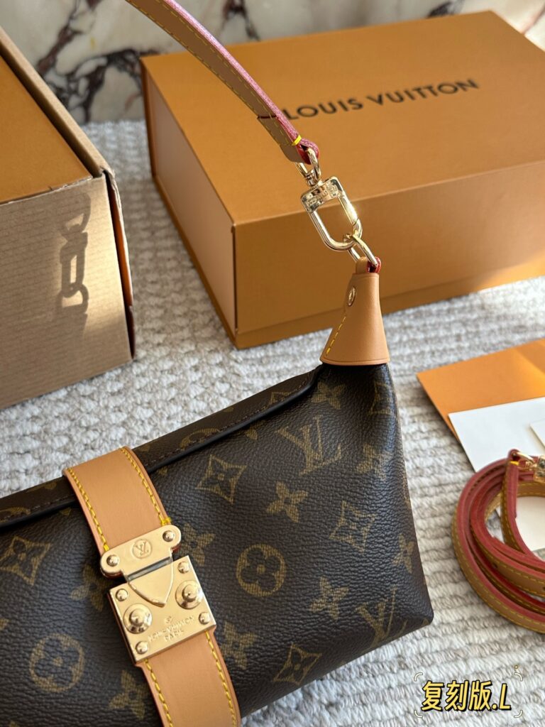 Designer 150 21 MIA Material Calfskin Hardware Clutch 1.9 x editorial product context 2