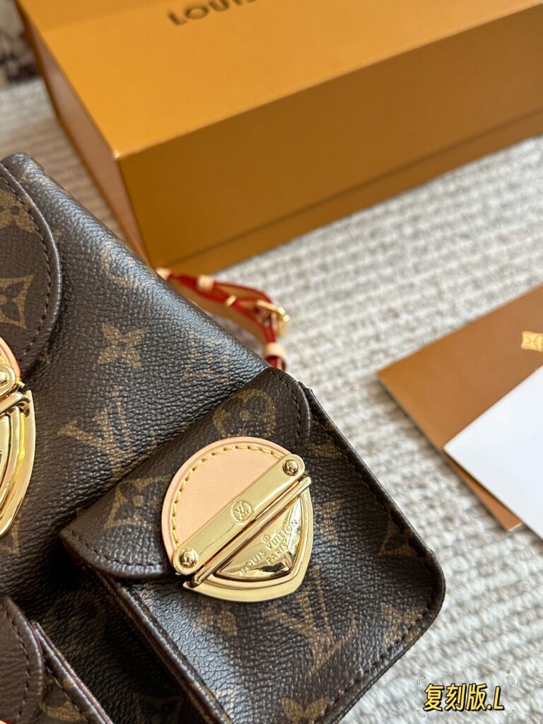 Louis Vuitton 200 20 Clutch 1.9 x 1.1 x 0.2 editorial product context 2