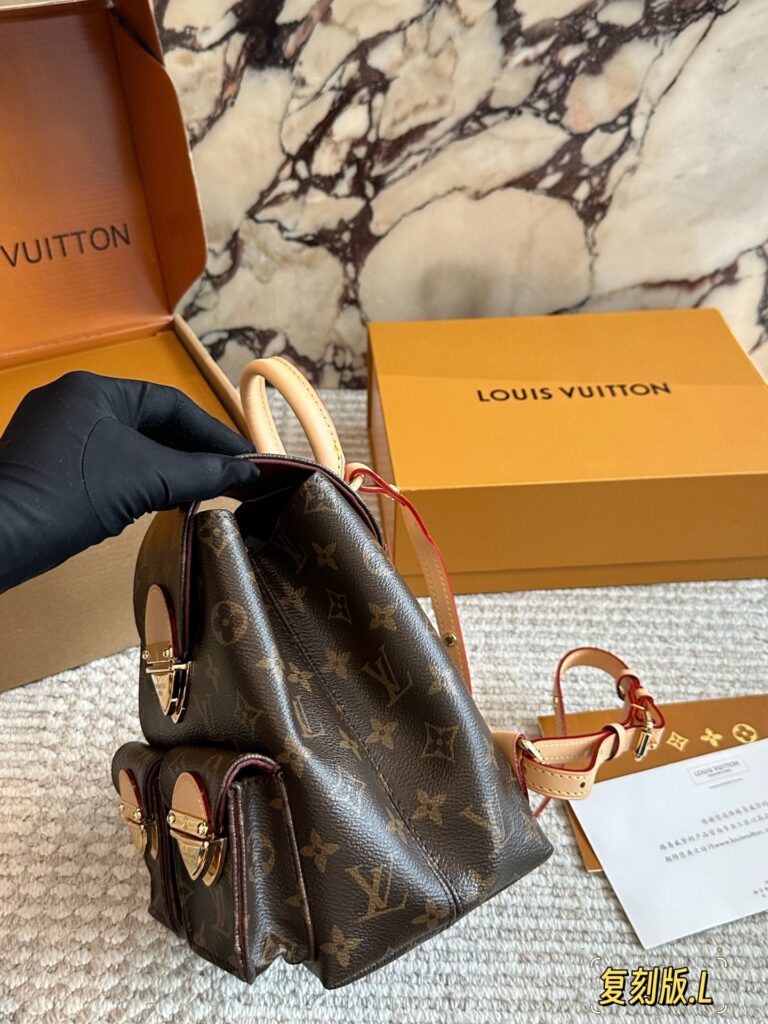 Louis Vuitton 200 20 Material Calfskin Hardware Gold Clutch 1.9 editorial product context 3