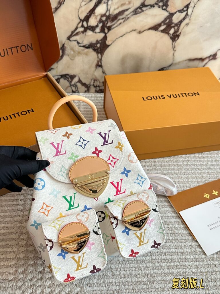 Louis Vuitton 200 20 Clutch 1.9 x 1.1 x 0.2 editorial product context 1