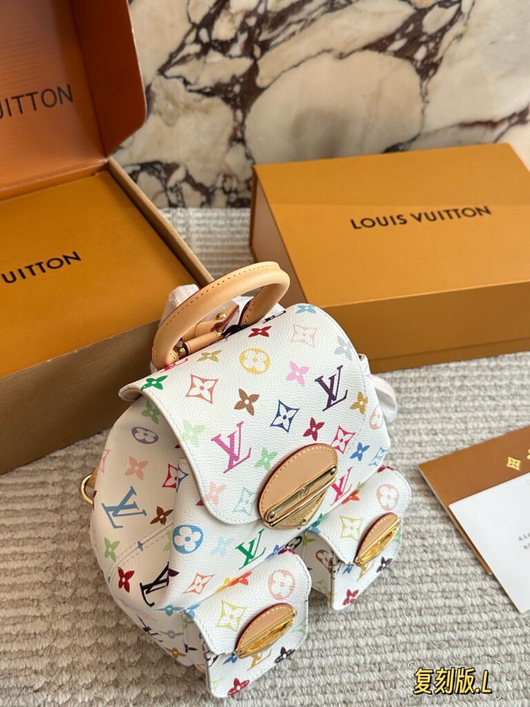 Louis Vuitton 200 20 Material Calfskin Hardware Gold Clutch 1.9 editorial product context 3