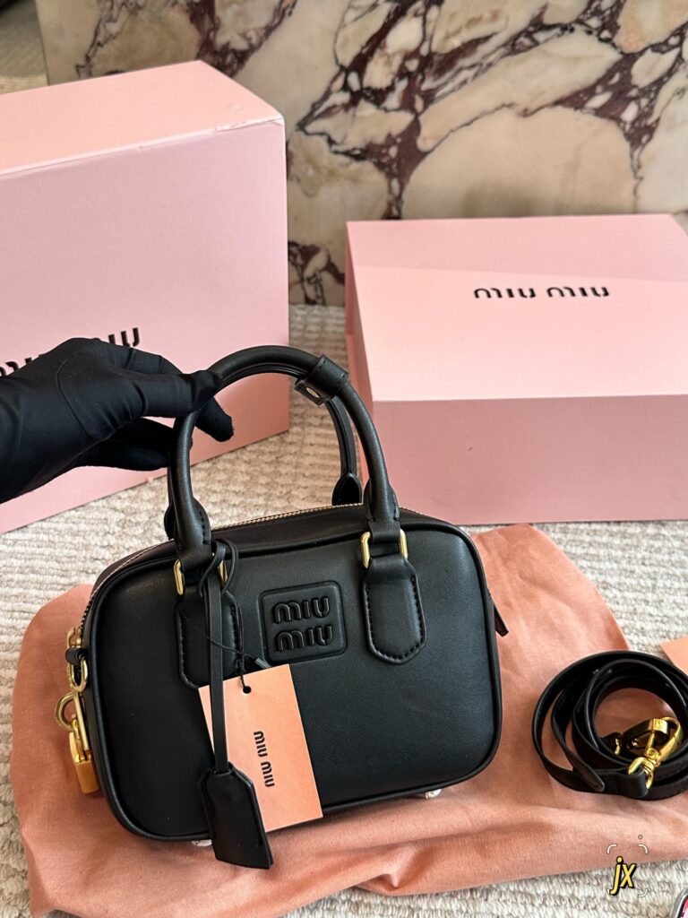 Miu Miu p175 20 16 OK Material Calfskin Clutch 1.9 editorial product context 1