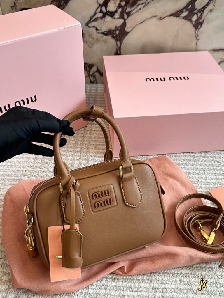 Miu Miu p175 20 16 OK Clutch 1.9 x 1.1 editorial product context 2