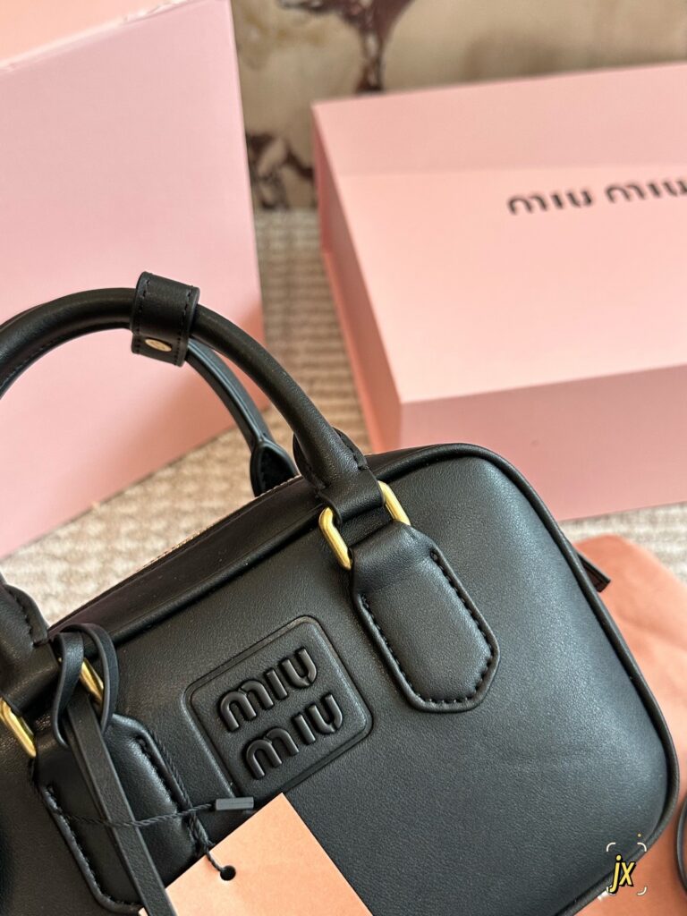 Miu Miu p175 20 16 OK Material Calfskin Clutch 1.9 editorial product context 2