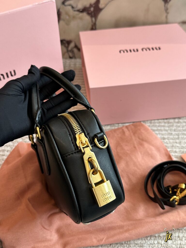 Miu Miu p175 20 16 OK Material Calfskin Clutch 1.9 editorial product context 3