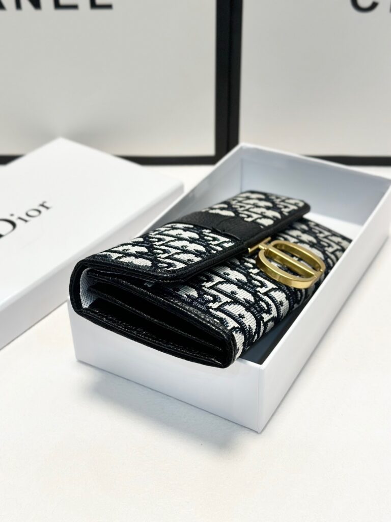 Dior 10 Wallet editorial product context 2