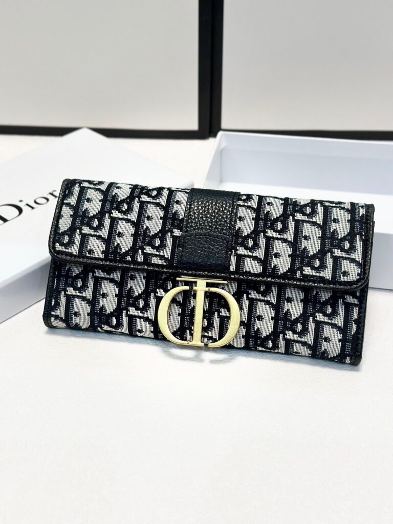 Dior P85 X10 Wallet 1.9 x 1.1 x 0.2 cm editorial product context 3