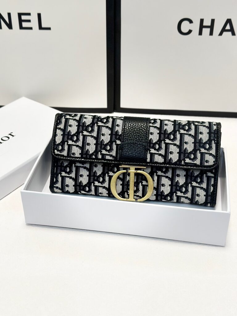 Dior P85 X10 Wallet 1.9 x 1.1 x 0.2 cm editorial product context 1