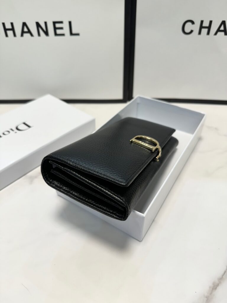 Dior 10 Wallet editorial product context 3