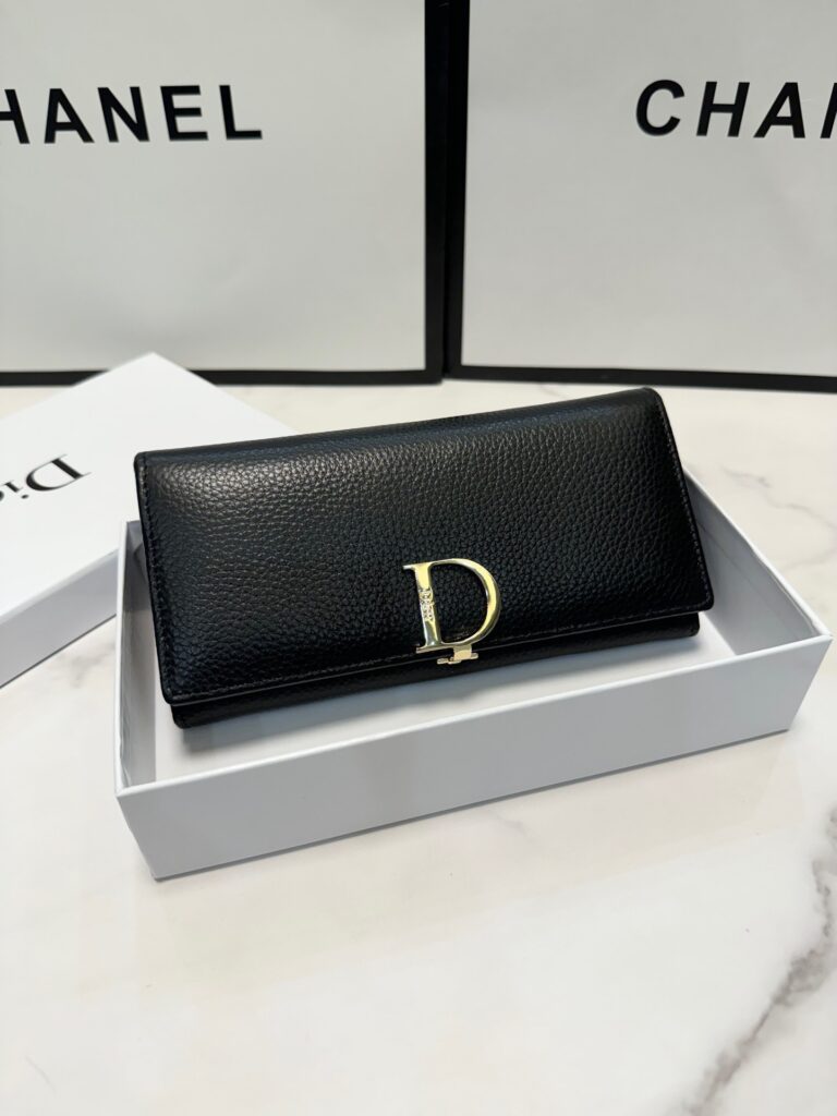 Dior 10 Wallet editorial product context 1