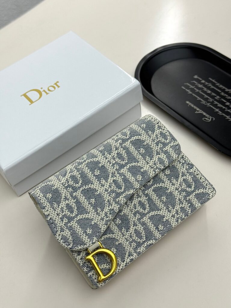 Dior 10 Oblique White Card Holder 5 x 7 cm editorial product context 1