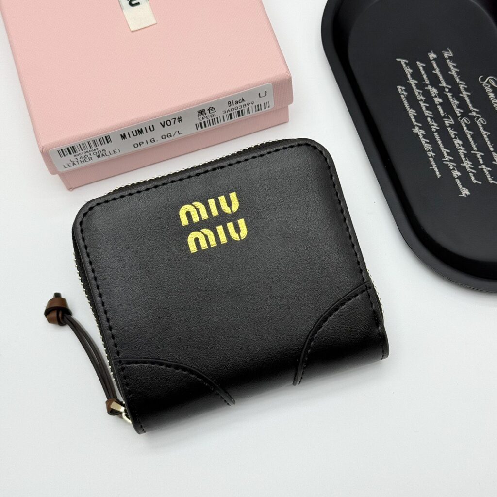 Miu Miu V07 Black Leather Wallet 5 x 10 x 3 cm editorial product context 1