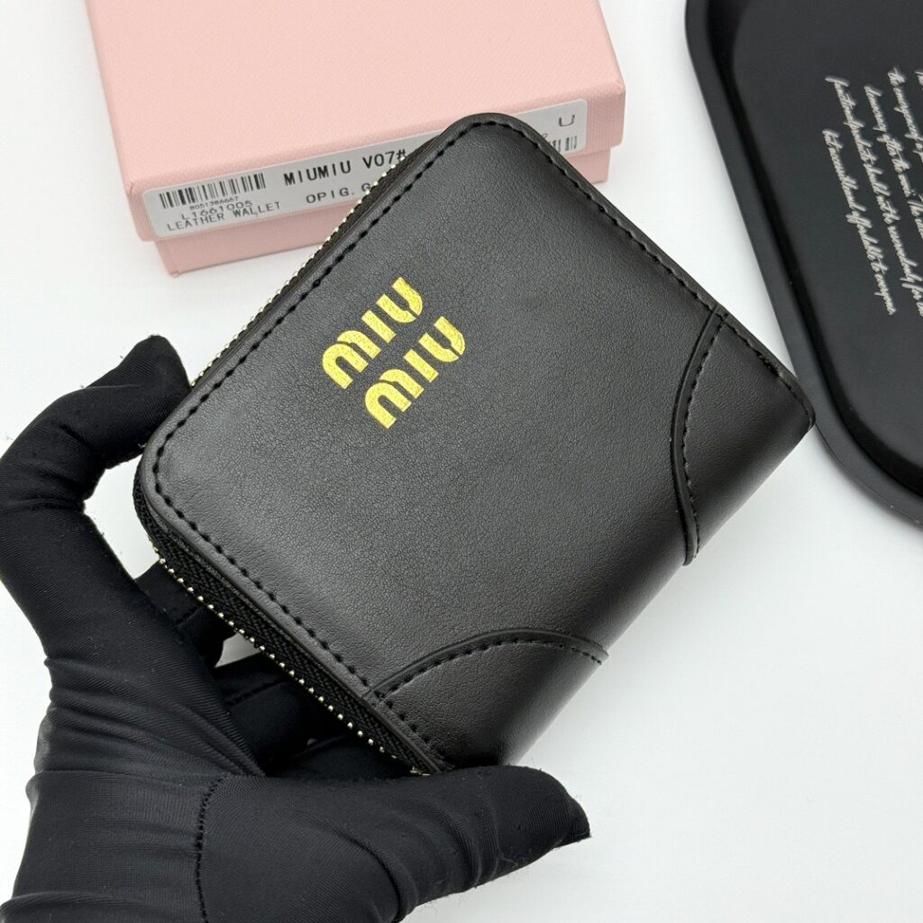 Miu Miu V07 Black Leather Wallet 5 x 10 x 3 cm editorial product context 3