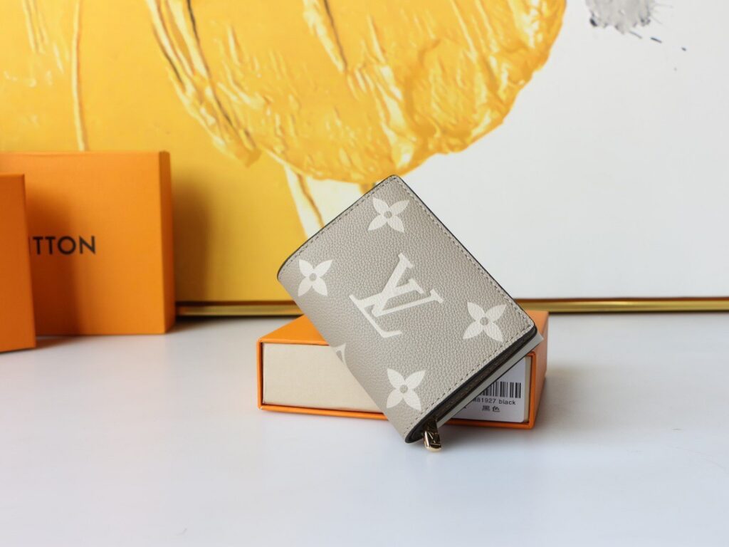 Designer P100 X8 M81927 Monogram Unplant Portefeuille Wallet 1.9 x editorial product context 2