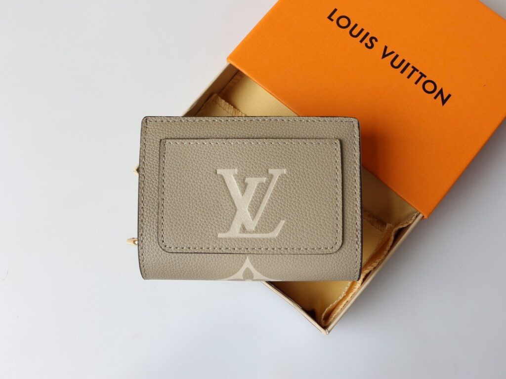 Designer 8 Monogram Unplant Portefeuille Wallet editorial product context 3