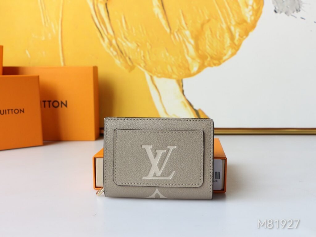 Designer 8 Monogram Unplant Portefeuille Wallet editorial product context 1