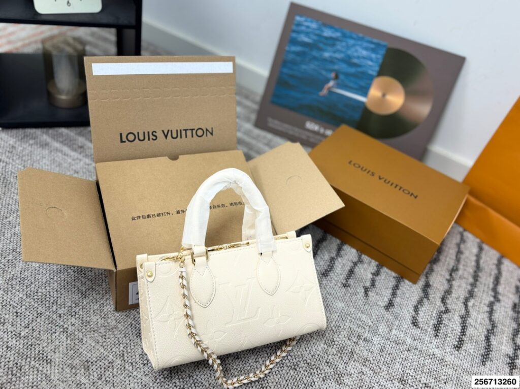 Louis Vuitton p125 25 onthego Material Calfskin Hardware Clutch 1.9 editorial product context 3