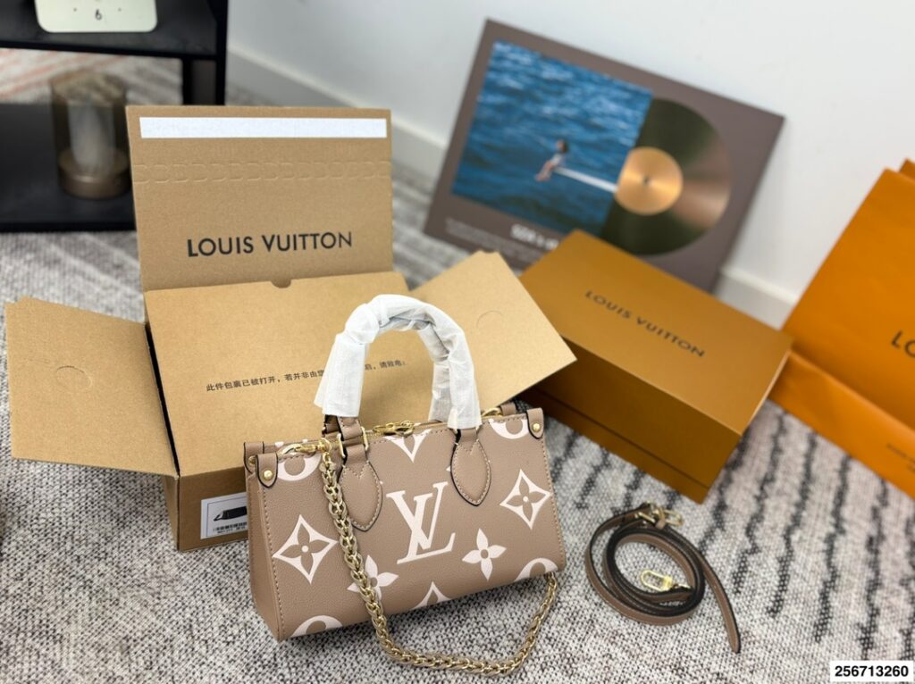 Louis Vuitton 25 Onthego Tote Bag editorial product context 2