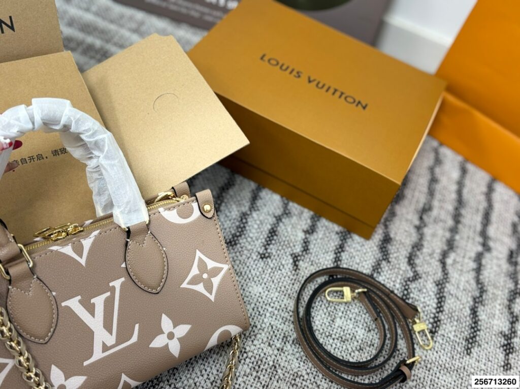 Louis Vuitton p125 25 onthego Material Calfskin Hardware Clutch 1.9 editorial product context 2