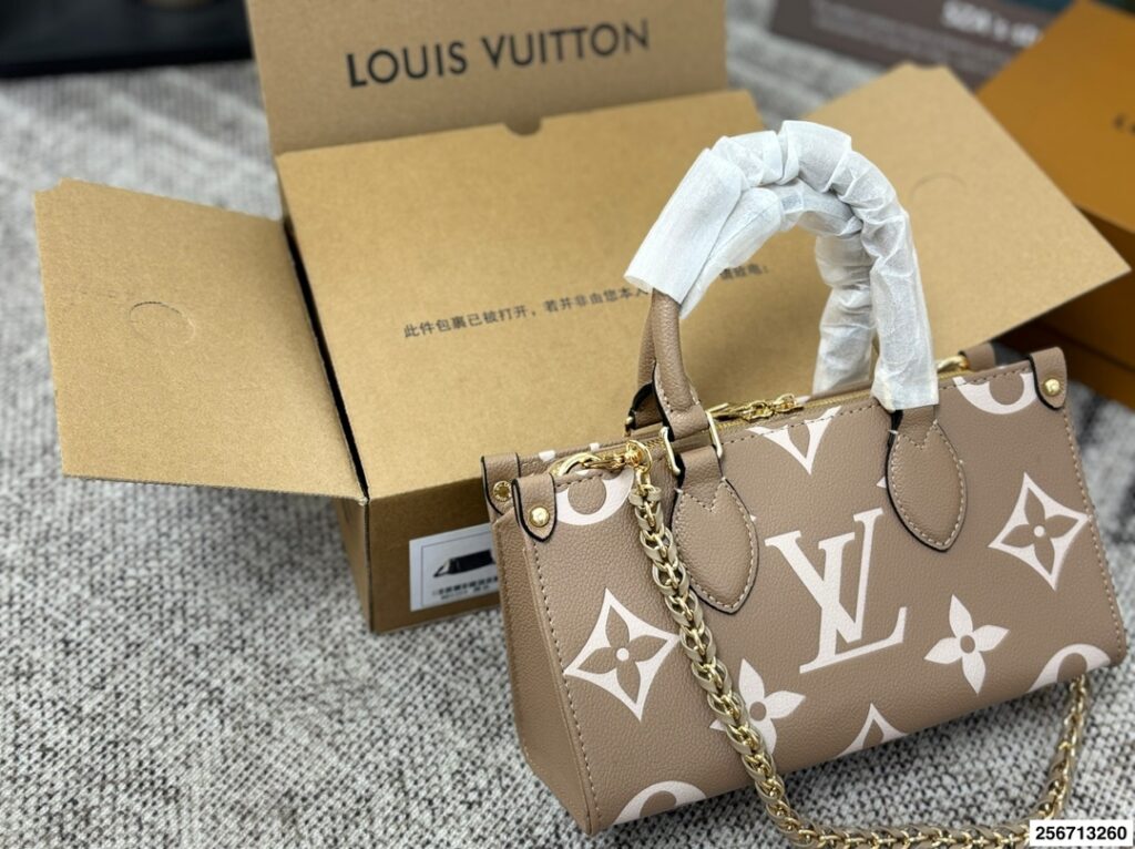 Louis Vuitton p125 25 onthego Material Calfskin Hardware Clutch 1.9 editorial product context 3
